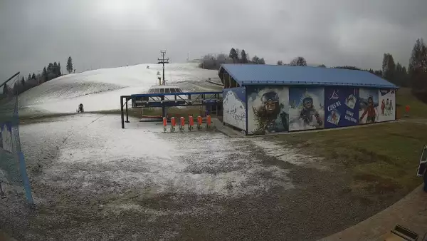 Widok na żywo ze stoku na stacji narciarskiej Master Ski w Tyliczu.