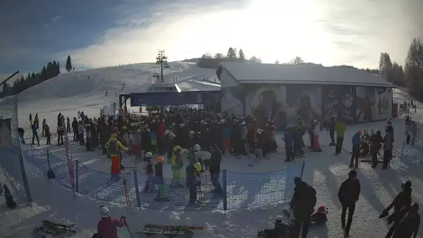 Widok na żywo ze stoku na stacji narciarskiej Master Ski w Tyliczu.