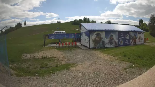 Widok na żywo ze stoku na stacji narciarskiej Master Ski w Tyliczu.