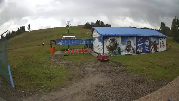 Widok na żywo ze stoku na stacji narciarskiej Master Ski w Tyliczu.