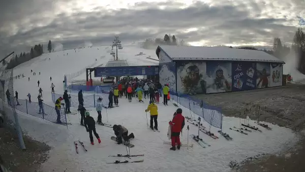 Widok na żywo ze stoku na stacji narciarskiej Master Ski w Tyliczu.