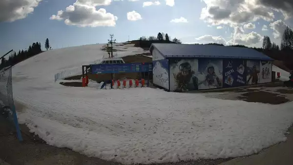 Widok na żywo ze stoku na stacji narciarskiej Master Ski w Tyliczu.