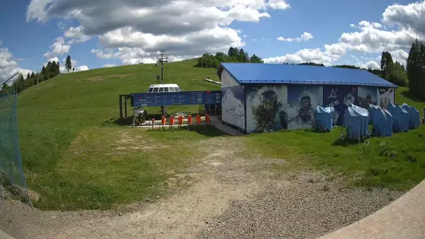 Widok na żywo ze stoku na stacji narciarskiej Master Ski w Tyliczu.