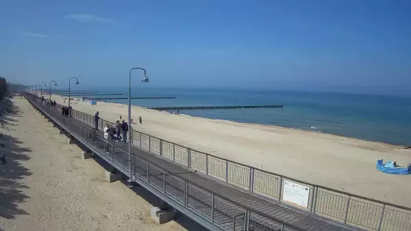 Ujęcie na promenadę i morze w Mielnie.