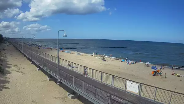 Ujęcie na promenadę i morze w Mielnie.