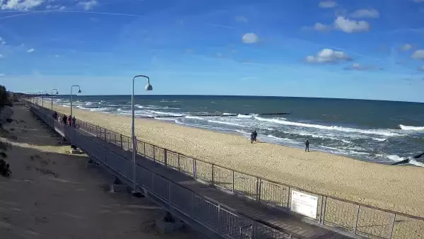 Ujęcie na promenadę i morze w Mielnie.