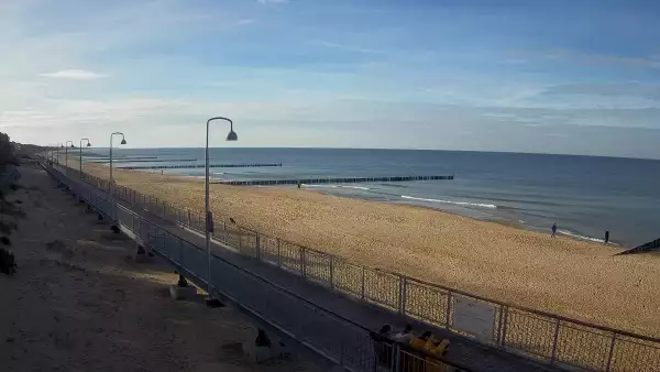 Ujęcie na promenadę i morze w Mielnie.