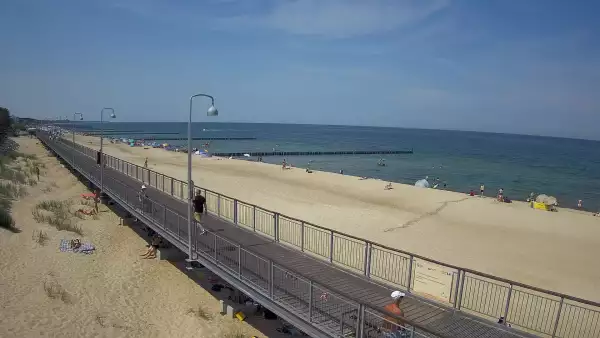 Ujęcie na promenadę i morze w Mielnie.