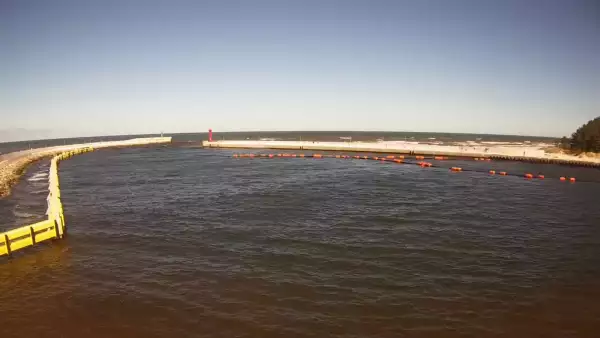 Kamera prezentuje widok na wejście do portu morskiego w miejscowości Mrzeżyno.