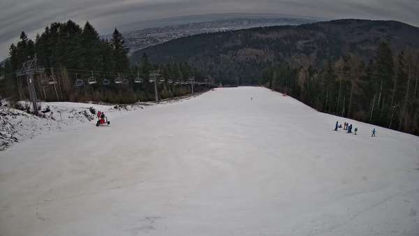 Widok z Kamery na górną stację narciarską Sport Arena Myślenice