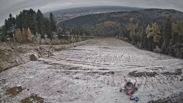 Widok z Kamery na górną stację narciarską Sport Arena Myślenice