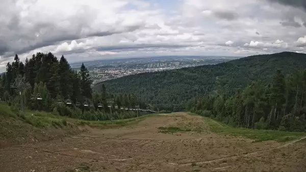 Widok z Kamery na górną stację narciarską Sport Arena Myślenice