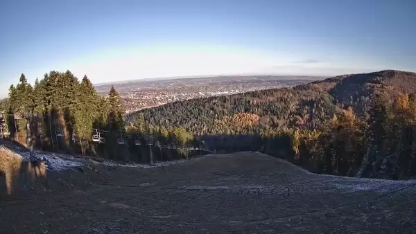 Widok z Kamery na górną stację narciarską Sport Arena Myślenice