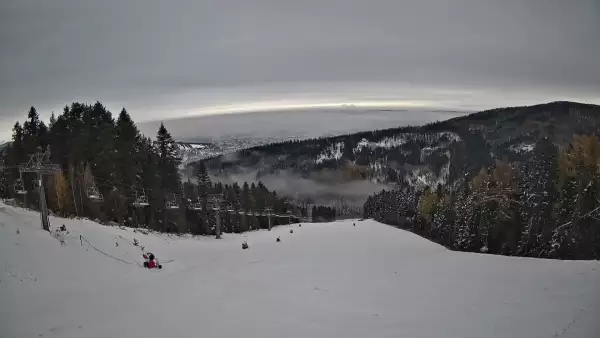 Widok z Kamery na górną stację narciarską Sport Arena Myślenice