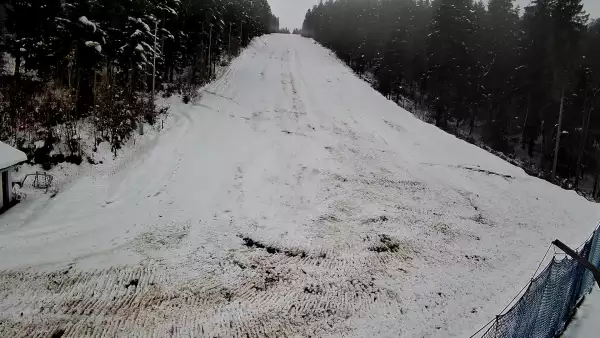 Widok na trasę zjazdową w Stacji Narciarskiej Myślenice-ski