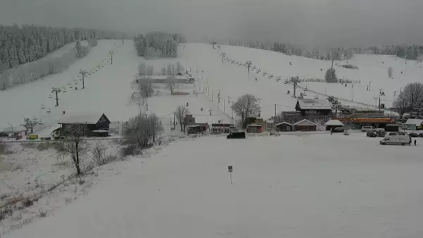 Widok na dużą część stoku Nartorama z dolnego parkingu
