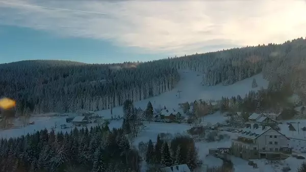 Widok na dużą część stoku Nartorama z dolnego parkingu