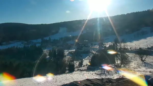 Widok na dużą część stoku Nartorama z dolnego parkingu