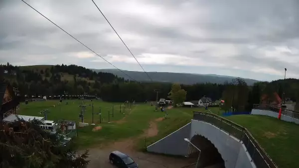 Widok z kamery obejmuje dolną część stacji narciarskiej Nartorama w kompleksie Zieleniec Sport Arena
