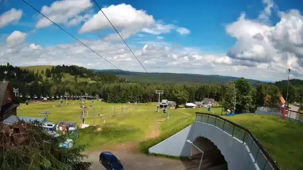 Widok z kamery obejmuje dolną część stacji narciarskiej Nartorama w kompleksie Zieleniec Sport Arena