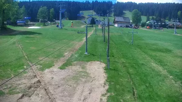 Widok na dolną stację wyciągu w kompleksie Nartorama