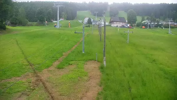 Widok na dolną stację wyciągu w kompleksie Nartorama