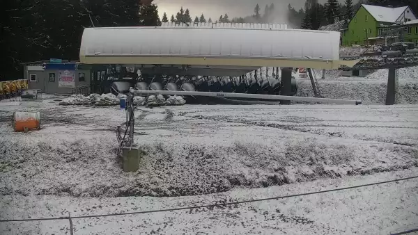 Widok na dolną stację wyciągu w kompleksie Nartorama