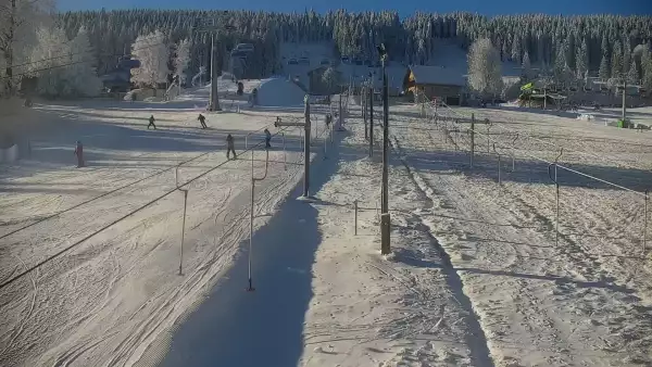 Widok na dolną stację wyciągu w kompleksie Nartorama