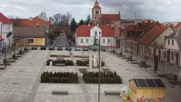 Wzrok przyciąga również klasycystyczny ratusz, stanowiący dowód dawnego bogactwa Nieszawy jako ważnego ośrodka handlu wiślanego.