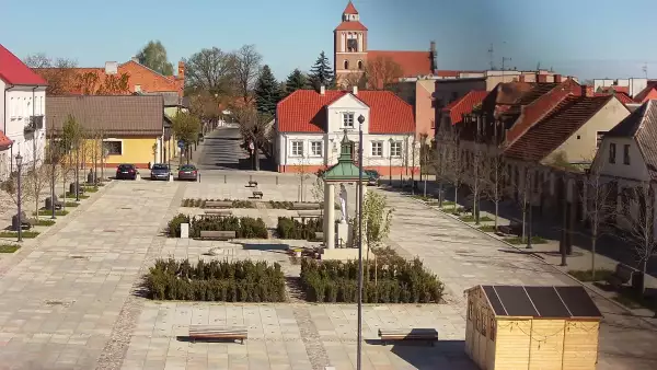 Wzrok przyciąga również klasycystyczny ratusz, stanowiący dowód dawnego bogactwa Nieszawy jako ważnego ośrodka handlu wiślanego.