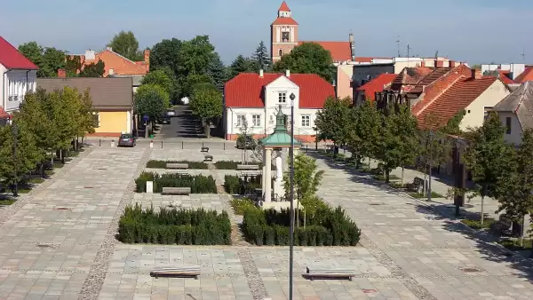 Wzrok przyciąga również klasycystyczny ratusz, stanowiący dowód dawnego bogactwa Nieszawy jako ważnego ośrodka handlu wiślanego.