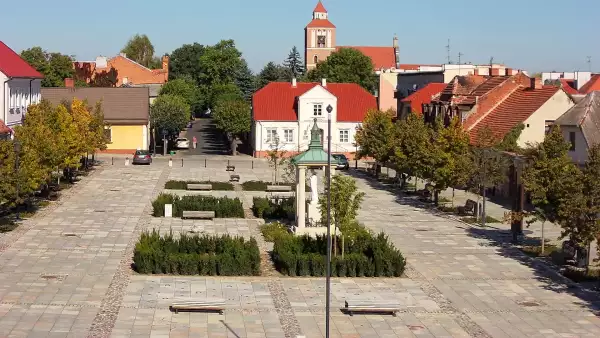 Wzrok przyciąga również klasycystyczny ratusz, stanowiący dowód dawnego bogactwa Nieszawy jako ważnego ośrodka handlu wiślanego.