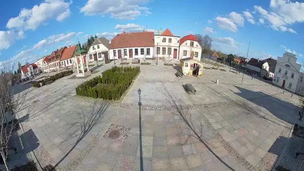 Rynek w Nieszawie to wyjątkowy, niemal filmowy plac, który zachwycił nawet filmowców kręcących tu kultową „Wiosnę panie sierżancie”. To klasyk polskiej komedii obyczajowej z 1974 roku