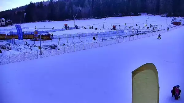 Kamera pozwala podejrzeć, jak tłoczno jest na stoku i poczuć atmosferę zimowego Zakopanego. Dla bardziej doświadczonych narciarzy Nosal może być dobrą rozgrzewką