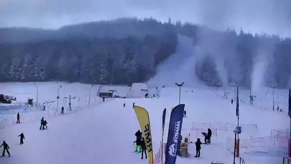 Kamera pozwala podejrzeć, jak tłoczno jest na stoku i poczuć atmosferę zimowego Zakopanego. Dla bardziej doświadczonych narciarzy Nosal może być dobrą rozgrzewką