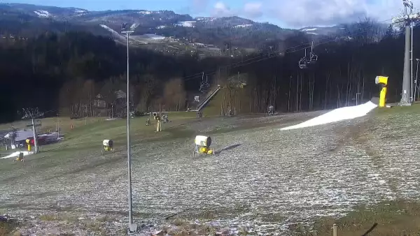 Widok na górny odcinek trasy zjazdowej i kolej linową w Nowej Osadzie w Wiśle.