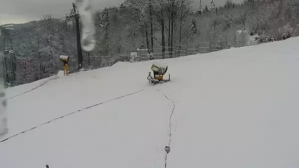 Widok na górny odcinek trasy zjazdowej i kolej linową w Nowej Osadzie w Wiśle.