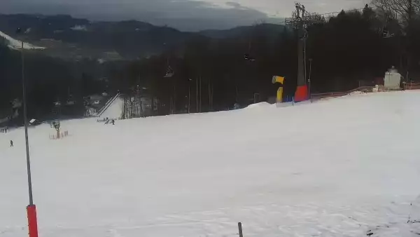 Widok na górny odcinek trasy zjazdowej i kolej linową w Nowej Osadzie w Wiśle.