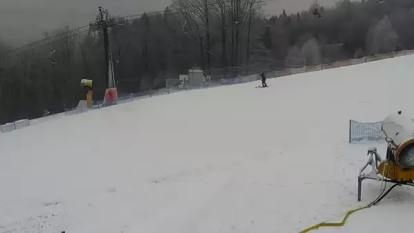 Widok na górny odcinek trasy zjazdowej i kolej linową w Nowej Osadzie w Wiśle.