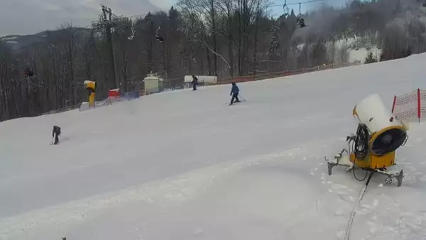Widok na górny odcinek trasy zjazdowej i kolej linową w Nowej Osadzie w Wiśle.