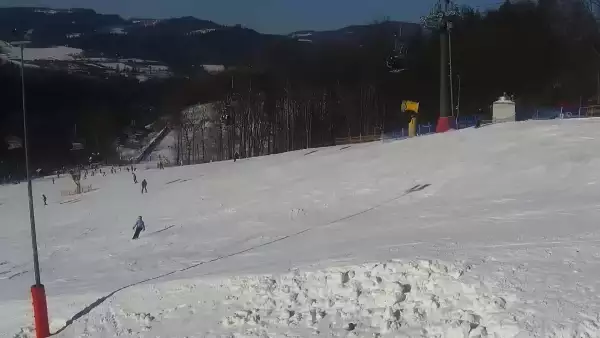 Widok na górny odcinek trasy zjazdowej i kolej linową w Nowej Osadzie w Wiśle.