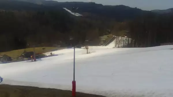 Widok na górny odcinek trasy zjazdowej i kolej linową w Nowej Osadzie w Wiśle.