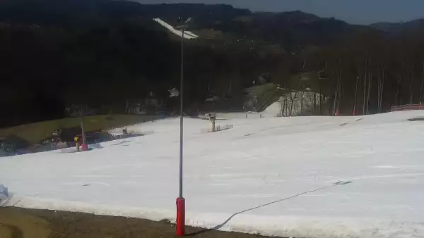 Widok na górny odcinek trasy zjazdowej i kolej linową w Nowej Osadzie w Wiśle.