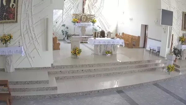 Kamera z widokiem na ołtarz w Parafii Św. Alberta Szówsko