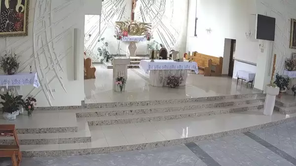 Kamera z widokiem na ołtarz w Parafii Św. Alberta Szówsko