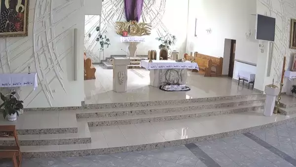 Kamera z widokiem na ołtarz w Parafii Św. Alberta Szówsko