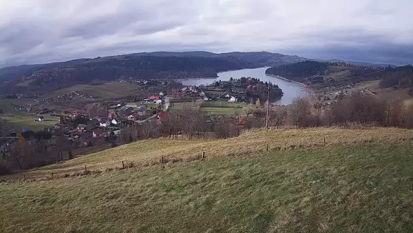 Malowniczy widoczek na Jezioro Solińskie w Bieszczadach.