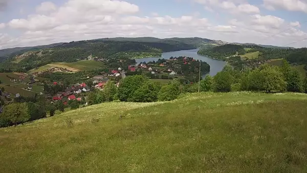 Malowniczy widoczek na Jezioro Solińskie w Bieszczadach.