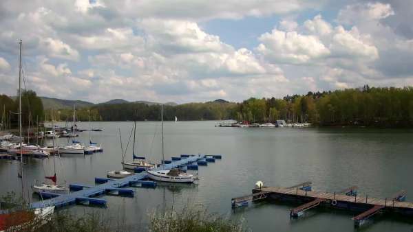 Widok na zacumowane żaglówki nad Jeziorem Solińskim