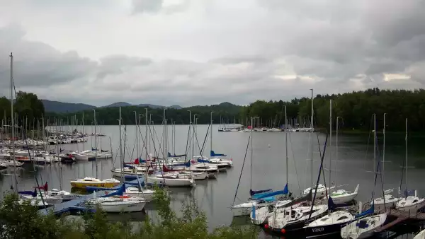 Widok na zacumowane żaglówki nad Jeziorem Solińskim